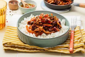 Rice bowl aux émincés végétaux méditerranéens, haricots rouges et salsa tomate coriandre