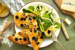 Fougasse maison aux olives et morbier AOP et salade fraîche