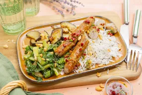 Chipolatas laquées au piment et soja, pak choy et aubergine sautés
