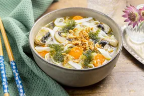 Bouillon de nouilles asiatiques au gingembre, champignons et algues