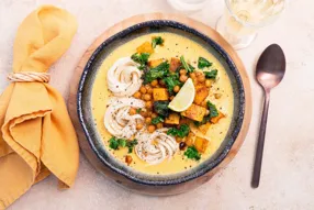 Laksa thaï de courge aux pois chiches croustillants, cranberries et chou kale