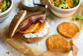 Burger de poitrine fumée, patate douce et fromage frais