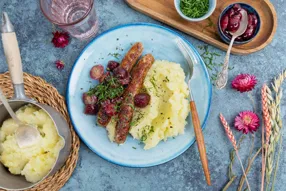 Chipolatas aux raisins noirs, purée au chou rave et persil