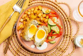 Scotch eggs (œufs mollets enrobés de porc haché), poêlée de courgette et poivron