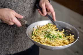 Spätzle poêlés à la tomme du Jura, salade fraîche