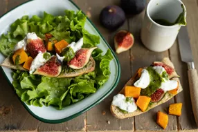 Bruschette au potimarron, quetsche et burrata au pistou