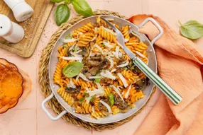 Fusillis sauce au poivron, champignons et scamorza