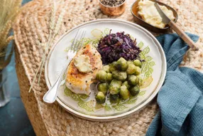 Filet de poulet au beurre miso, choux de Bruxelles et chou rouge rôtis