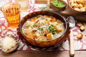 Soupe paysanne à la poitrine fumée, chou vert et carotte au vin blanc