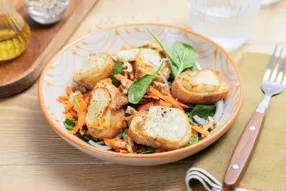 Salade de manouri chaud, carotte, pomme et noix