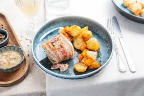 Râble de lapin lardé à la poitrine fumée au vin blanc et jardinière de grenailles, carottes et navets