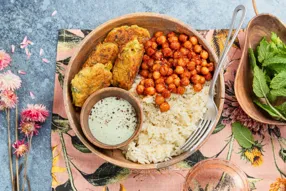 Bowl indien, oignons bhaji et sauce à la menthe