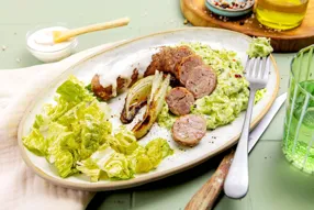Saucisse, purée de petits pois et sauce à l'échalote