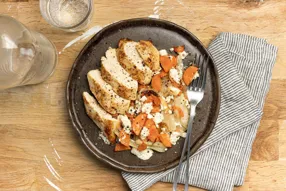 Filet de poulet flambé au pastis, poêlée de légumes à la féta