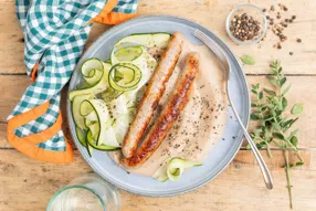 Chipolatas basques, tagliatelles de courgette au zaatar et purée de haricots blancs au piment