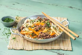 Chow mein au boeuf (nouilles sautées aux légumes et huile de sésame)