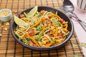 Wok de nouilles à la poitrine fumée, haricots verts et sauce hoisin