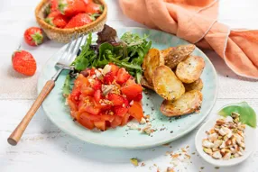Tartare de tomates et de fraises, pickles de moutarde et poivre fumé