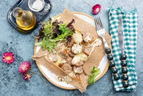 Galette de sarrasin à la saucisse et crème de moutarde