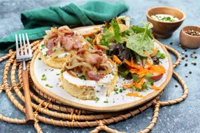 Röstis de pommes de terre à la tomme franc-comtoise, poitrine fumée et sauce à la ciboulette