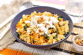 Salade de fusillis, chou kale, noisettes et stracciatella à la truffe