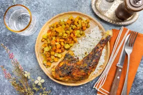 Poulet mariné au miel et au ras-el-hanout, légumes rôtis & riz