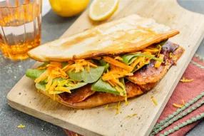 Pizza sandwich au chorizo, mozzarella et épinards
