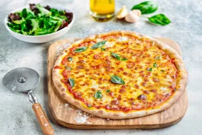 Pizza margherita (tomate, mozzarella et basilic)