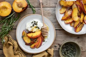 Nectarines poêlées au romarin et ricotta au miel