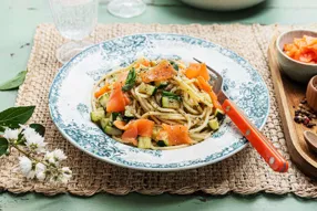 Spaghettis au pesto de courgette, pignons de pin, basilic et saumon fumé