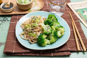 Nouilles pimentées à la cacahuète et au brocoli