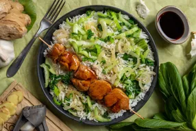 Brochettes de poulet teriyaki et riz sauté au chou pak choy