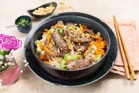 Salade asiatique pimentée de boeuf, concombre et cacahuètes
