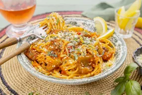 Spaghettis à la sauce tomate pimentée, poivrons padron et gremolata