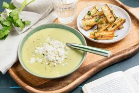 Velouté de chou romanesco au curry, féta et mouillettes façon garlic bread