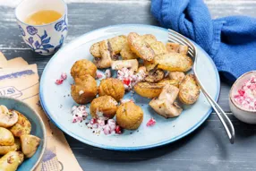 Falafels de fèves, sauce fraîche à la grenade et grenaille et champignons sautés au zaatar