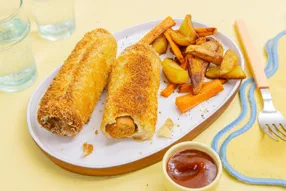 Corndog match américain au pain de mie, frites de carottes et pommes de terre, ketchup maison