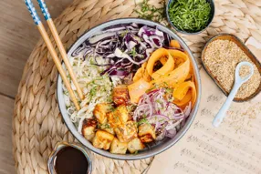 Bowl de nouilles asiatiques au chou rouge et manouri pimenté au sriracha