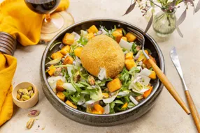 Salade extra-burrata panée au kaki, roquette et pistache