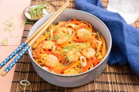 Nouilles sautées aux crevettes et poivron à la sauce piquante
