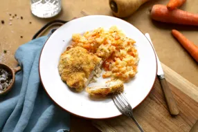 Dinde panée à la mozzarella et purée de panais et carotte