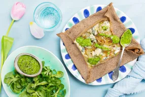 Galette de sarrasin à la fourme d'Ambert, emmental et pesto de persil