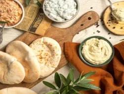 Houmous, tzatziki, ktipiti & pains pitas