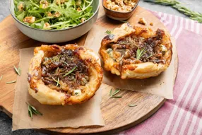 Minis tatins d'oignons au balsamique, fourme d'Ambert et confiture de figue