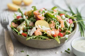 Salade de grenailles au saumon fumé aux baies roses, sauce au yaourt