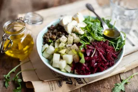 Bowl de lentilles vertes au crottin de chèvre et poire