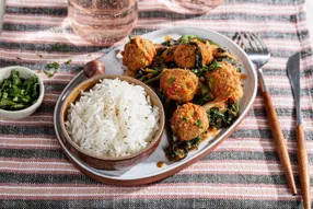 Falafels au curry rouge, épinards et coriandre