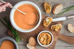 Gaspacho de melon et tartines au houmous à la tomate