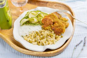 Bowl de smashed falafels, petits pois et sauce herbacée