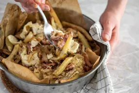 Frites gratinées au camembière et à la poitrine fumée